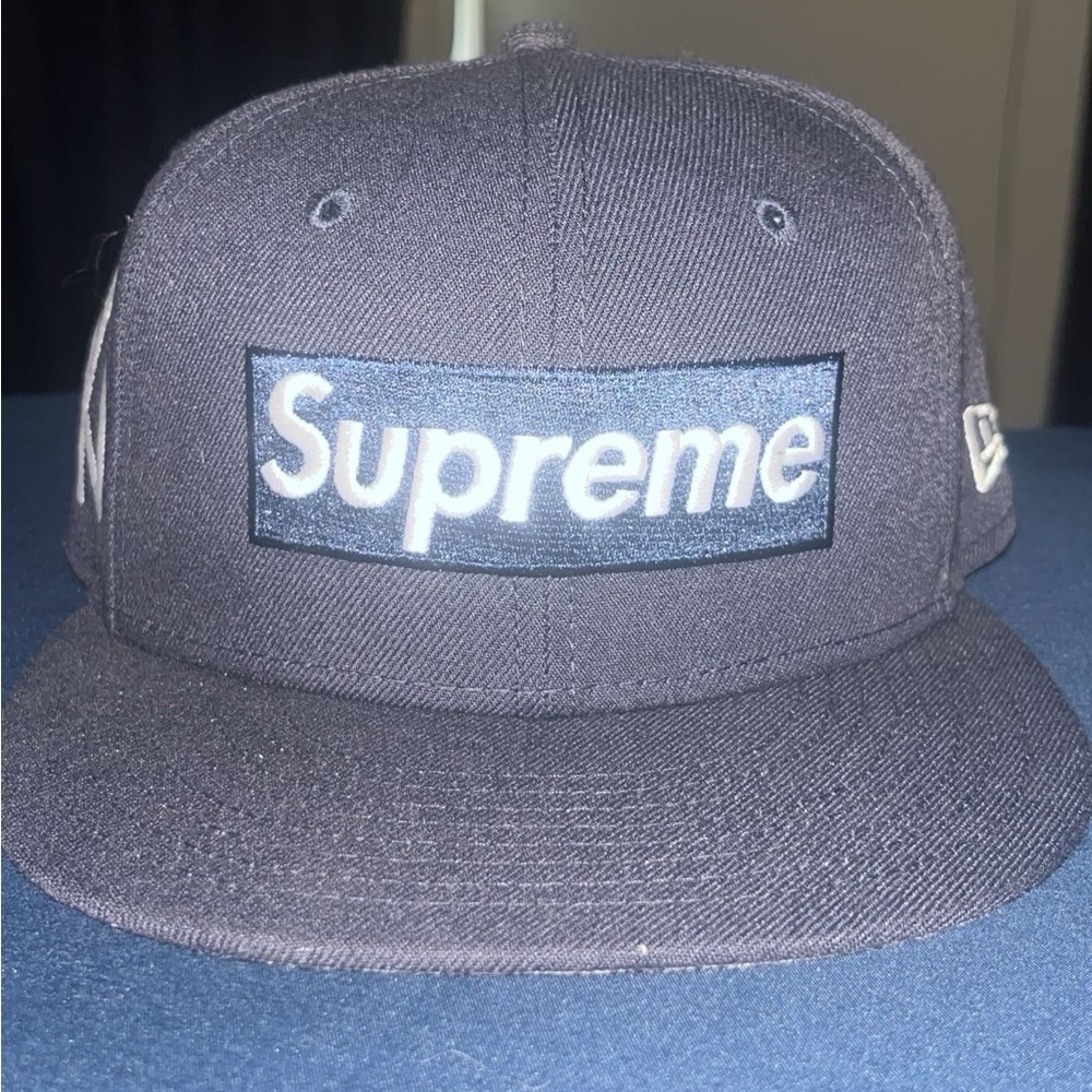 Supreme MLB Teams New York Box
Logo New Era 59Fifty Fitted Cap